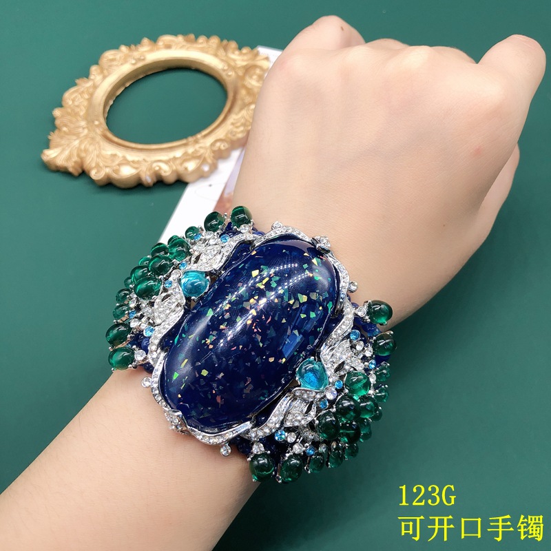 Resin Bangle Bracelet - سوار فاخر عتيق الطراز مرصع بالخرز